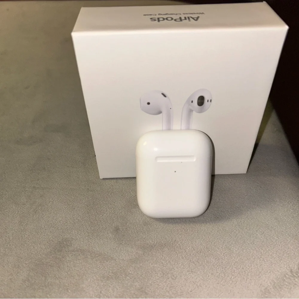 Apple White Wireless generation 2 AirPods